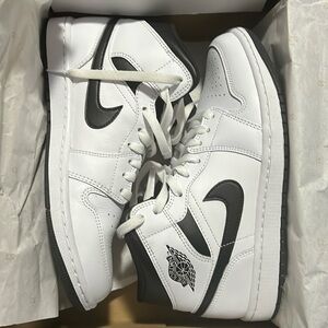 Air Jordan 1s mids (panda)